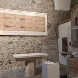 La réplique du fameux suaire de Turin (en haut à gauche) de l'exposition présentée dans la Basilique de Saint-Maurice